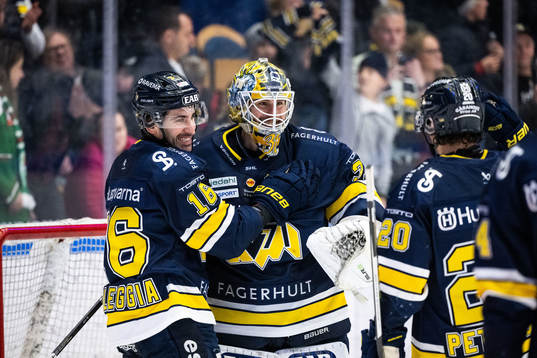 HV71s Joseph Laleggia och målvakt Joni Ortio jublar