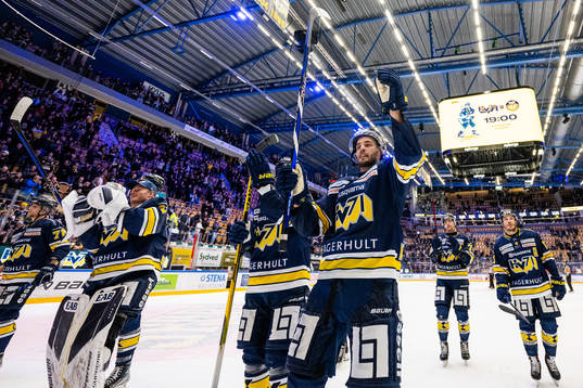 HV71s Niklas Hjalmarsson jublar