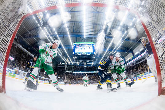 Rögles Adam Tambellini gör reduceringsmålet till 4-2