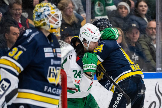 Gruff mellan Rögles Marco Kasper och HV71s Eric Martinsson