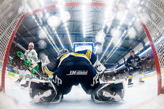 HV71s målvakt Joni Ortio räddar ett läge från Rögles