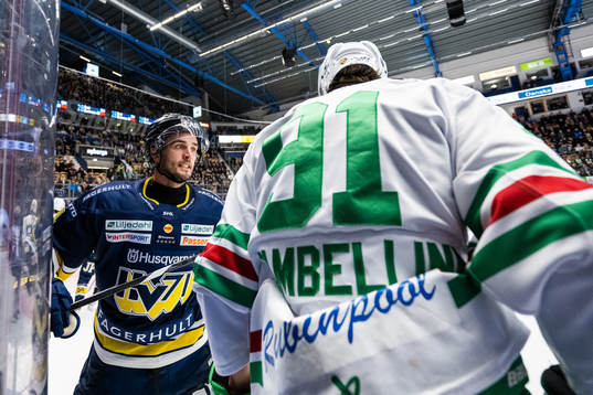 HV71s Niklas Hjalmarsson och Rögles Adam Tambellini