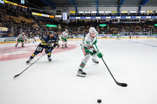 HV71s Tyler Vesel och Rögles Oskar Stål-Lyrenäs