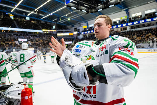 Rögles målvakt Calle Clang blir inbytt