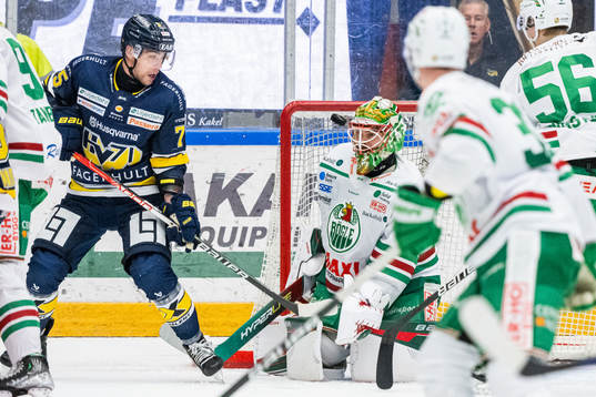 HV71s Radan Lenc gör 3-0 bakom Rögles målvakt