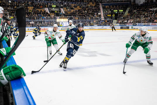 Rögles Erlend Lesund och Samuel Jonsson jagar HV71s Marcus