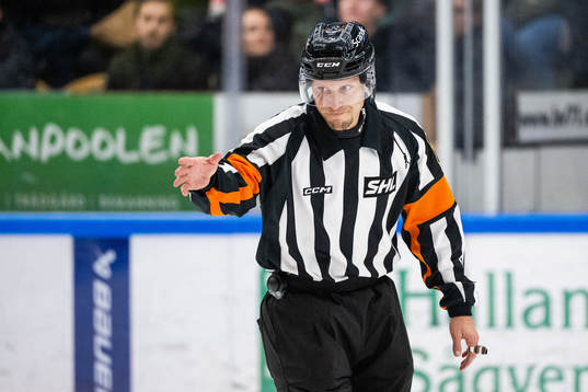 Domare Andreas Harnebring signalerar för mål