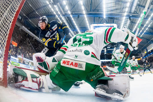 HV71s Fredrik Forsberg oroar framför Rögles målvakt