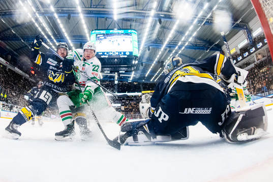 Rögles Samuel Jonsson framför HV71s målvakt Joni Ortio