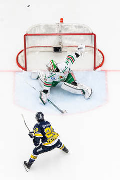 HV71s André Petersson med ett läge mot Rögles målvakt