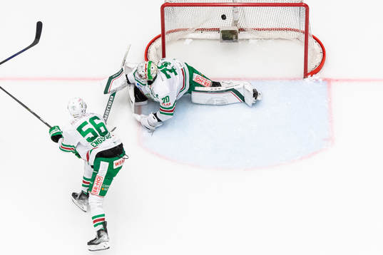 HV71s Fredrik Forsberg (ej i bild) gör 6-2 bakom Rögles