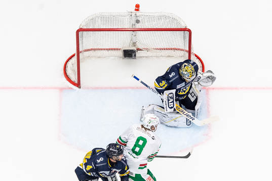Rögles Adam Tambellini (ej i bild) reducerar till 4-2