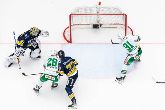HV71s målvakt Joni Ortio ser Rögles Adam Tambellini