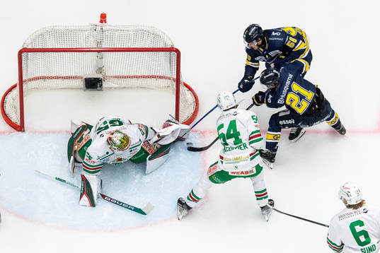 HV71s Mattias Tedenby gör 1-0 bakom Rögles målvakt