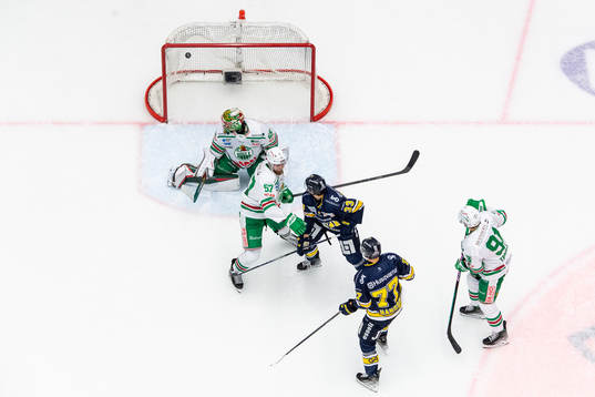 HV71s Herman Hansson gör 2-0 bakom Rögles målvakt