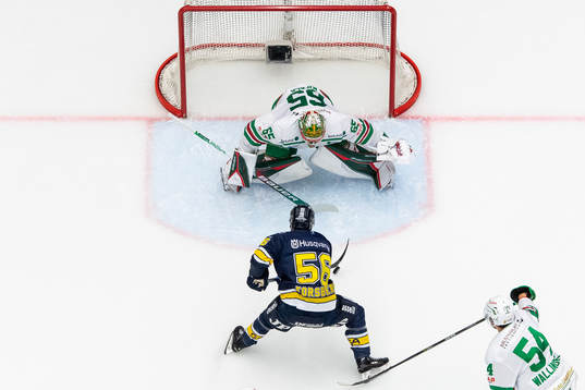 HV71s Fredrik Forsberg med friläge mot Rögles målvakt