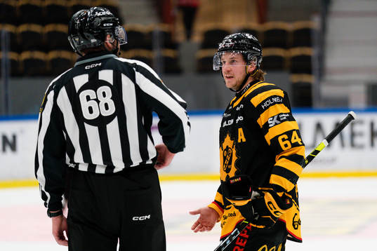 Linjedomare Emil Yletyinen  och Skellefteås Jonathan Pudas