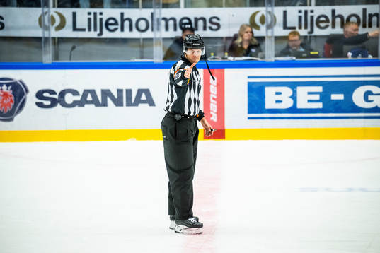 Domare Johan Magnusson godkänner Oskarshamns 1-1 mål