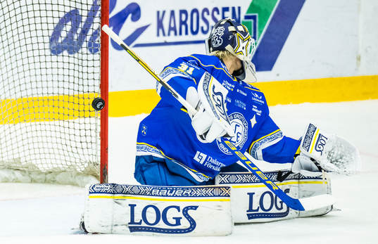 Pucken tar i stolpen bakom Leksands målvakt Kasimir