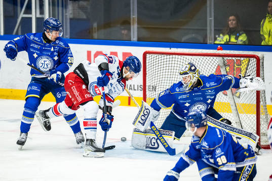 Oskarshamns Jiri Smejkal och Leksands målvakt Kasimir