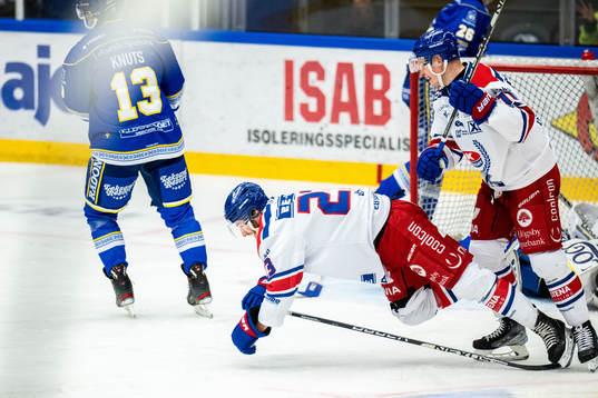 Oskarshamns Blaine Byron jublar med Antti Suomela