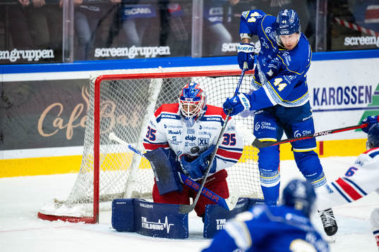 Oskarshamns målvakt Joe Cannata och Leksands Carter Ashton