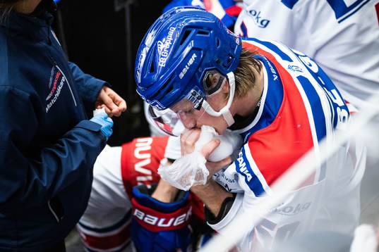 Oskarshamns Juuso Riikola har ont och får vård