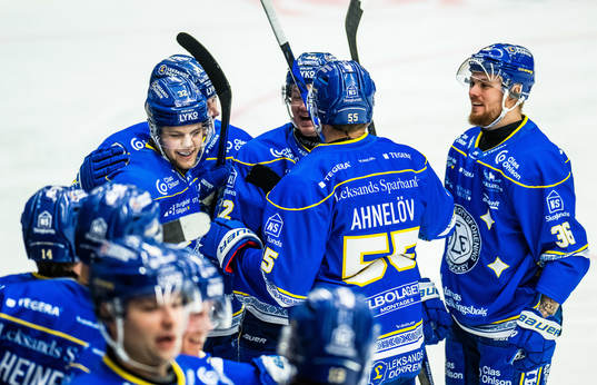 Leksands Jesper Kandergård jublar med lagkamrater