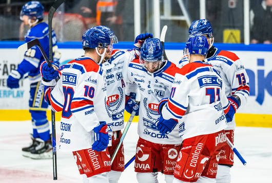 Oskarshamns Blaine Byron jublar med lagkamrater