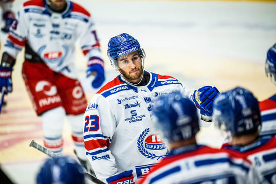 Oskarshamns Blaine Byron jublar med lagkamrater