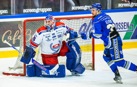 Oskarshamns målvakt Joe Cannata och Leksands Lucas Elvenes