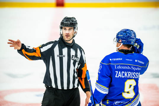 Domare Richard Magnusson diskuterar med Leksands Patrik