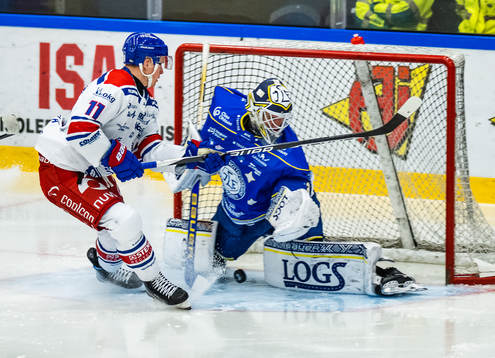 Oskarshamns Antti Suomela och Leksands målvakt Kasimir