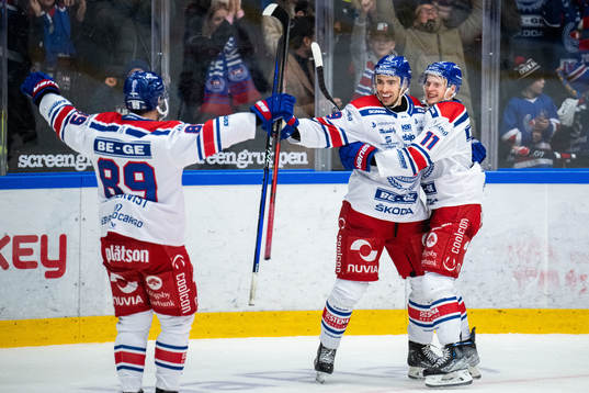 Oskarshamns Antti Suomela jublar med Ahti Oksanen och