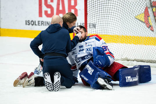 Oskarshamns målvakt Joe Cannata får vård