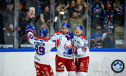Oskarshamns Antti Suomela jublar med lagkamrater