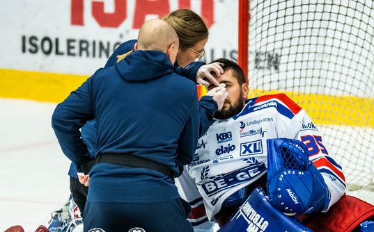 Oskarshamns målvakt Joe Cannata får vård
