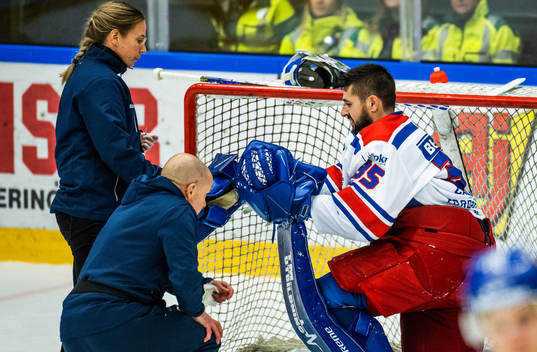 Oskarshamns målvakt Joe Cannata får vård