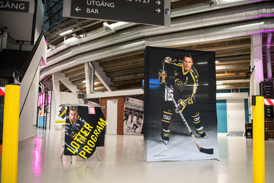 En entré med bild på Börje Salming som hyllning