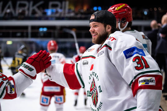 Modos målvakt Marcus Nygren jublar