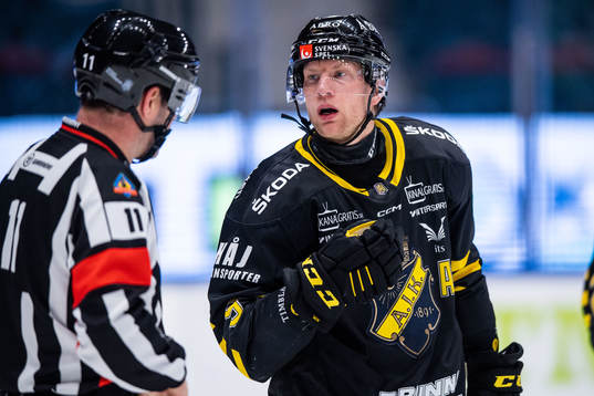 AIKs Richard Gynge i diskussion med domare Daniel Wessner