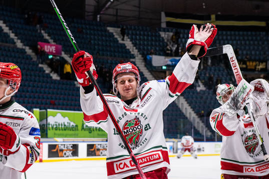 Modos Filip Svenningsson jublar