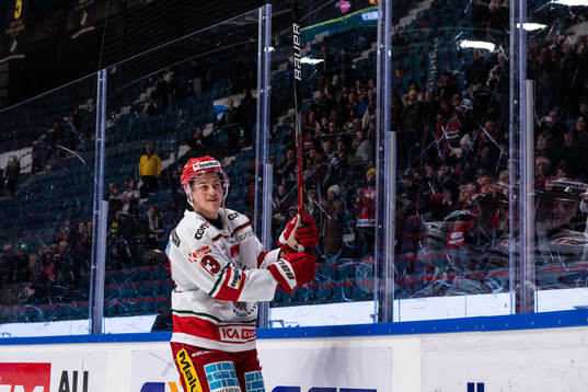 Modos Anton Karlström jublar
