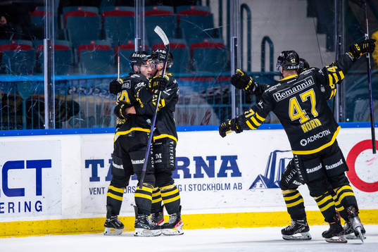AIKs Oskar Magnusson jublar med Adam Rockwood