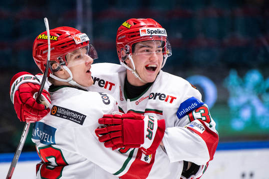 Modos Anton Karlström jublar med
