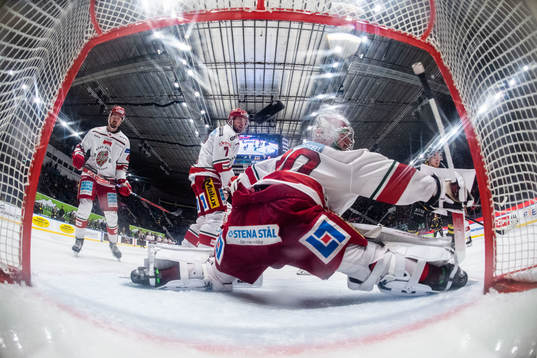 AIKs Oskar Magnusson gör 1-1 bakom Modos målvakt Krister