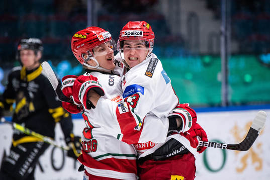 Modos Anton Karlström jublar med