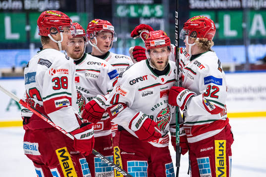 Modos Josef Ingman jublar med lagkamrater
