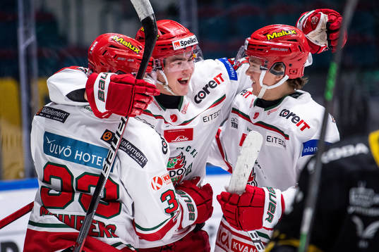Modos Anton Karlström jublar med Daniel Mannberg och Theo