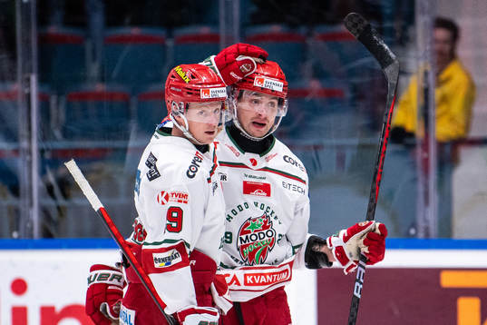 Modos Erik Karlsson jublar med Adam Pettersson